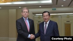 ឯកអគ្គរដ្ឋទូតសហរដ្ឋអាមេរិកថ្មីប្រចាំនៅកម្ពុជា លោក W. Patrick Murphy ចាប់ដៃជាមួយលោកនាយករដ្ឋមន្ត្រី ហ៊ុន សែន នៅវិមានសន្ដិភាព កាលពីថ្ងៃទី២៣ ខែតុលា ឆ្នាំ២០១៩។ (រូបថតដកស្រង់ពីទំព័រហ្វេសប៊ុកផ្លូវការរបស់ស្ថានទូតអាមេរិកប្រចាំនៅកម្ពុជា)