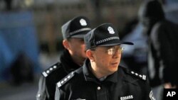 ក្រុម​ប៉ូលីស​ កាល​ពី​ថ្ងៃ​ទី​១០​ខែ​ធ្នូ​ឆ្នាំ​២០១០ កំពុង​ល្បាត​នៅ​ខាង​ក្រៅ​​ផ្ទះ​ដែល​ភរិយា​របស់​លោក Liu Xiabo ត្រូវ​ជាប់​ឃុំ​ឃាំង​​ក្នុង​ផ្ទះ នៅ​ទី​ក្រុង​ប៉េកាំង​ប្រទេស​ចិន។