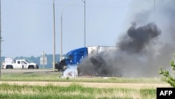 Hayaki Na Fitowa Daga Hatsarin Mota Da Ya Kashe Mutane 15 a Carberry, da ke Yammacin Winnipeg, Canada. June 15, 2023.