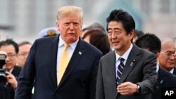 美國總統特朗普和日本首相安倍晉三2019年5月28日離開日本的加賀號直升機航母。
