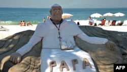 Patung pasir Paus Fransiskus di pantai Copacabana, Rio de Janeiro, Brazil (19/7). Lebih dari 1.5 juta pengunjung dari seluruh penjuru dunia diperkirakan akan memadati kota Rio de Janeiro antara tanggal 22-28 Juli 2013 dalam peringatan "Hari Remaja Sedunia" yang akan ditandai dengan kedatangan Paus Fransiskus.