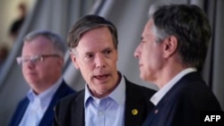 Державний секретар США Ентоні Блінкен розмовляє з послом США в Китаї Ніколасом Бернсом та генеральним консулом США в Шанхаї Скоттом Вокером під час баскетбольного матчу у Шанхаї, 24 квітня 2024 року. (Фото Марка Шифельбайна / AFP)