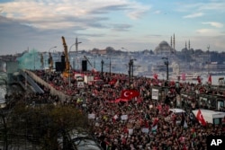 Ribuan orang berdemonstrasi untuk menunjukkan solidaritas dengan rakyat Palestina di tengah perang di Gaza, di Istanbul, Turki, pada Senin, 1 Januari 2024. (Foto: AP)