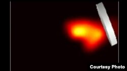 A screen grab from YouTube captured by Wang’s new imaging system shows a laser pulse propagating in air and being reflected from a mirror. (Credit Lihong Wang, Washington University)