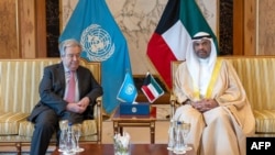 Menteri Luar Negeri Kuwait Abdullah al-Yahya (kanan) bertemu Sekretaris Jenderal PBB Antonio Guterres di kementerian luar negeri di Kuwait City, Minggu (12/5) di sela konferensi donor internasional untuk Gaza.