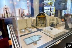 Model pembangkit listrik tenaga nuklir Bushehr dipamerkan dalam pameran pencapaian nuklir Iran pada "Konferensi Internasional tentang Sains dan Teknologi Nuklir" di pusat Kota Isfahan, Iran, Senin, 6 Mei 2024. (Foto: AP)