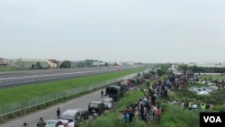 台灣民眾聚集在戰備道旁等待觀看戰機起降演練。 （美國之音蕭洵）