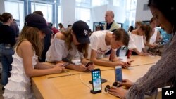 Archivo - Clientes en una tienda Apple, en Nueva York.
