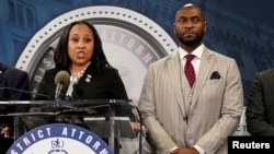 Tužiteljka okruga Fulton, Fani Vilis, na konferenciji za medije sa istražiteljem i tužiteljem Nejtanom Vejdom, sa kojim će se kasnije ispostaviti da je imala romantičnu vezu, 14. avgusta 2023. godine. (Foto: Rojters/Elijah Nouvelage)
