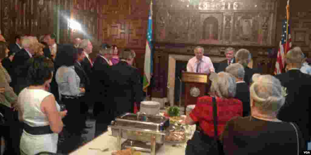 Demokrat kongressmen Eni Faleomavaega so'zlamoqda