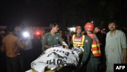 Les secours pakistanais évacuent le corps d'une des victimes, Lahore, Pakistan, 27 mars 2016.