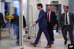 2024年11月29日，星期五，在佛羅裡達州西棕櫚灘，加拿大總理賈斯汀·特魯多(Justin Trudeau)走過萬豪德爾塔酒店(Delta Hotel by Marriott)大廳。