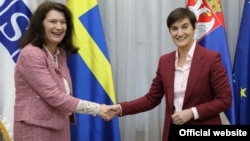 Predsednica Vlade Srbije Ana Brnabić rukuje se sa predsedavajućom Organizaciji za evropsku bezbednost i saradnju (OEBS) i ministarkom spoljnih poslova Švedske An Linde, u Beogradu, 25. maja 2021. (Foto: Sajt Vlade Srbije, https://www.srbija.gov.rs)