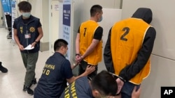 រូបឯកសារ៖ មន្ត្រីគយ​តៃវ៉ាន់ចាប់ខ្លួនជនសង្ស័យនៃអំពើឆបោក​តាមអនឡាញនៅកម្ពុជា ពេលពួកគេទៅដល់​តៃវ៉ាន់ កាលពីថ្ងៃទី១៨ ខែសីហា ឆ្នាំ២០២២។