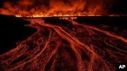 Новое извержение вулкана, начавшееся на полуострове Рейкьянес в Исландии, 20 ноября 2024 года