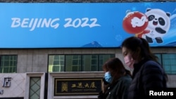 資料照：人們走過北京冬奧會的宣傳標語。