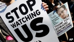 La existencia del programa secreto de espionaje fue filtrado por primera vez por el ex contratista de la NSA, Edward Snowden, quien ahora se encuentra en Rusia bajo el asilo temporal. 