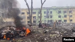 Una vista muestra automóviles y un edificio de un hospital destruidos por un ataque de aviación en medio de la invasión rusa de Ucrania, en Mariupol, Ucrania, en esta foto del folleto publicada el 9 de marzo de 2022, del Servicio de prensa de la Policía Nacional de Ucrania.