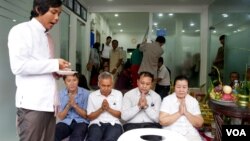 សមាគម​ការពារ​សិទ្ធិ​មនុស្ស​អាដហុក​​រៀបចំ​ពិធី​សូត្រមន្ត​រំដោះគ្រោះ​និងស្វាគមន៍​ដល់​មន្ត្រីសិទ្ធិ​មនុស្ស​ទាំង​៤រូប​គឺលោក នី សុខា លោក យី សុខសាន្ត លោកស្រី លឹម មុនី លោក ណៃ វ៉ង់ដា ដែល​ត្រូវបាន​តុលាការ​ដោះ​លែង​ឲ្យ​នៅ​ក្រៅឃុំកាលពីមួយថ្ងៃមុន​នេះ​​​ នៅរាជ​ធានី​ភ្នំពេញ​ នៅថ្ងៃទី​ ៣០​ ខែ​មិថុនា​ ឆ្នាំ​២០១៧។​ (ខាន់​ សុគុំ​មនោ​/VOA)