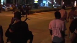 Les soldats burkinabè évacuent des blessés de l'hôtel Splendid à Ouagadougou