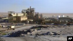 Des infrastructures de l'entreprise française Areva, dans le nord du Niger, en janvier 2013.