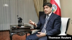 El presidente de Costa Rica, Carlos Alvarado, asiste a una entrevista con Reuters en San José.