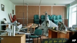 Կիևում՝ հետազոտական լաբորատորիաներից մեկում գտնվող ռուսական արտադրության «Շահեդ» անօդաչուի մասերը։ Օգոստոսի 8, 2024թ․։