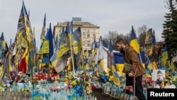 ทหารผ่านศึกนายหนึ่งมาเยี่ยมทำความเคารพอนุสรณ์สถานเพื่อรำลึกถึงทหารยูเครนที่เสียชีวิตไป ที่จัตุรัสอิสรภาพ ในกรุงเคียฟ เมื่อ 5 มี.ค. 2568