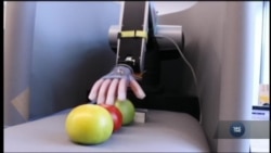 Науковці "вчать" роботів відчувати. Відео