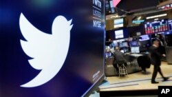 ARHIVA - Logo Tvitera na jednom od ekrana na Njujorškoj berzi, 8. februara 2018. godine (Foto: AP/Richard Drew) 