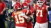 Kvoterbek Čifsa i MVP Superboula Patrik Mahoums (15) proslavlja pobedu sa saigračima (Foto: Reuters/Geoff Burke-USA TODAY Sports)