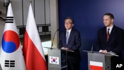 2025年3月5日，南韓外交部長趙兌烈(左)和波蘭外交部長拉德克·西科爾斯基在波蘭華沙外交部會晤後發表聲明。