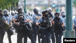 Policías en Minneapolis, Minnesota, tratan de dispersar a manifestantes durante una protesta el 27 de mayo de 2020 por la muerte de George Floyd.