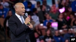 El exgobernador de Massachusetts y hasta hoy aspirante demócrata a la Casa Blanca, Deval Patrick, durante un acto de campaña celebrado en Manchester, New Hampshire, el 8 de febrero de 2020.