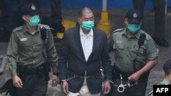 香港民主派媒體大亨、《蘋果日報》創始人黎智英被帶上警車前往法庭，