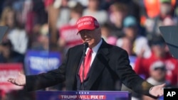 Републиканскиот претседателски кандидат и поранешниот претседател Доналд Трамп зборува на предизборен митинг во Литиц, Пенсилванија, 3 ноември 2024 година.