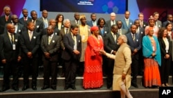 印度總理莫迪會見在印度舉行的第52屆非洲發展銀行大會的代表（2017年5月23日）