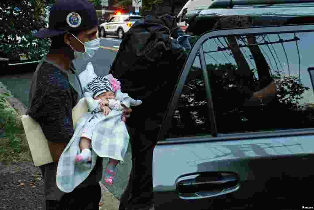 Un bebé de un mes es colocado en un vehículo para ser transportado a un lugar seguro después de que un grupo de migrantes, principalmente venezolanos, que fueron enviados en autobús desde un centro de detención en Texas, fueron dejados frente al Observatorio Naval, la residencia oficial de la vicepresidenta estadounidense Kamala Harris en Washington, el 17 de septiembre de 2022. REUTERS/Marat Sadana&nbsp;