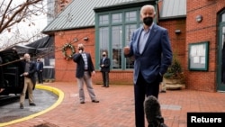 美國總統喬·拜登與第一夫人吉爾·拜登新年前一天在特拉華州威爾明頓的一處海鮮市場用過午餐後離開。 (2021年12月31日)