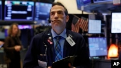  Gregory Rowe ធ្វើការ​នៅ​ក្នុង​ទីផ្សារ​ភាគហ៊ុន​ទីក្រុង​ញុវយ៉ក​កាលពី​ថ្ងៃទី​០៦ ខែមីនា ឆ្នាំ២០២០