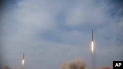 资料照片：伊朗革命卫队试射导弹（2021年1月16日）
