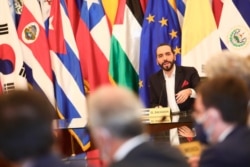 El presidente de El Salvador, Nayib Bukele, habla con diplomáticos extranjeros en San Salvador el 3 de mayo de 2021. Foto cortesía de la Casa Presidencial salvadoreña.