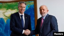 El secretario de Estado de EEUU, Antony Blinken, y el presidente brasileño Luiz Inagio Lula da Silva, se estrechan la mano durante una reunión en Brasilia, Brasil, el 21 de febrero de 2024.