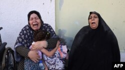 สตรีปาเลสไตน์กับเด็กหญิงคนหนึ่งในฉนวนกาซ่า วันที่ 23 ต.ค. 2023