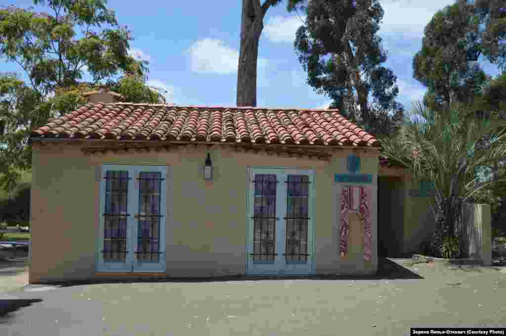 "Українська хатка" служить для українців Сан-Дієго будинком культури, музеєм, книгарнею та місцем зустрічей. Її історія бере свій початок з 1960-х років, коли місцева українська громада була малочисленною. Нещодавно відбулося повторне відкриття "Української хатки" з оновленою виставкою.