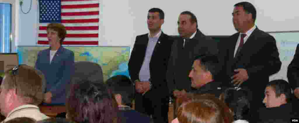 Tojikiston yoshlarining Amerika haqidagi so'zlari nafaqat mahalliy hukumat vakillari balki, elchini ham quvontirdi.