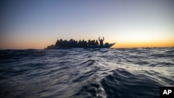 ፎቶ ፋይል፦ አፍሪካ ፍልሰተኞች የሜዲትራኒያንን ባህር በማቋረጥ ወደ አውሮፖ ለመሻገር ሲሞክሩ