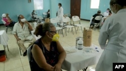 Nicaragüenses esperan recibir una dosis de la vacuna "Covishield" contra COVID-19, en el Centro de Salud Francisco Buitrago de Managua, el 7 de abril de 2021.