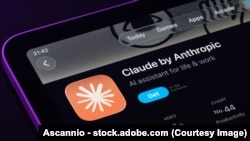 资料照片：英国一家Apple商店在iPad上展示的Anthropic公司的Claude应用软件。(2025年9月18日) 