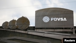 Operaciones petroleras se ven fuera de un edificio de la compañía petrolera estatal de Venezuela, PDVSA, en Caracas, Venezuela.